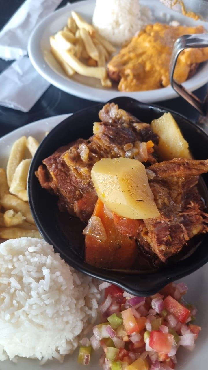 Prato de costela com arroz e batata frita no Beer Rock Pub em Porto de Galinhas