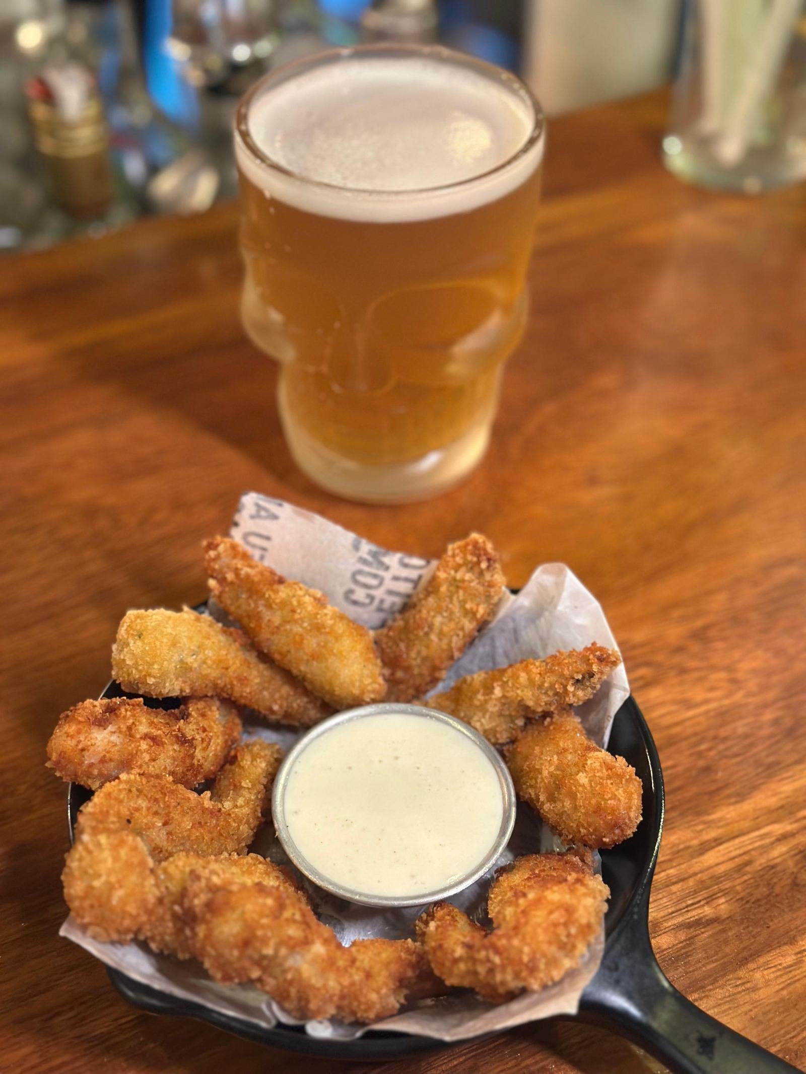 Cerveza artesanal tirada y picada en el happy hour del Beer Rock Pub en Porto de Galinhas
