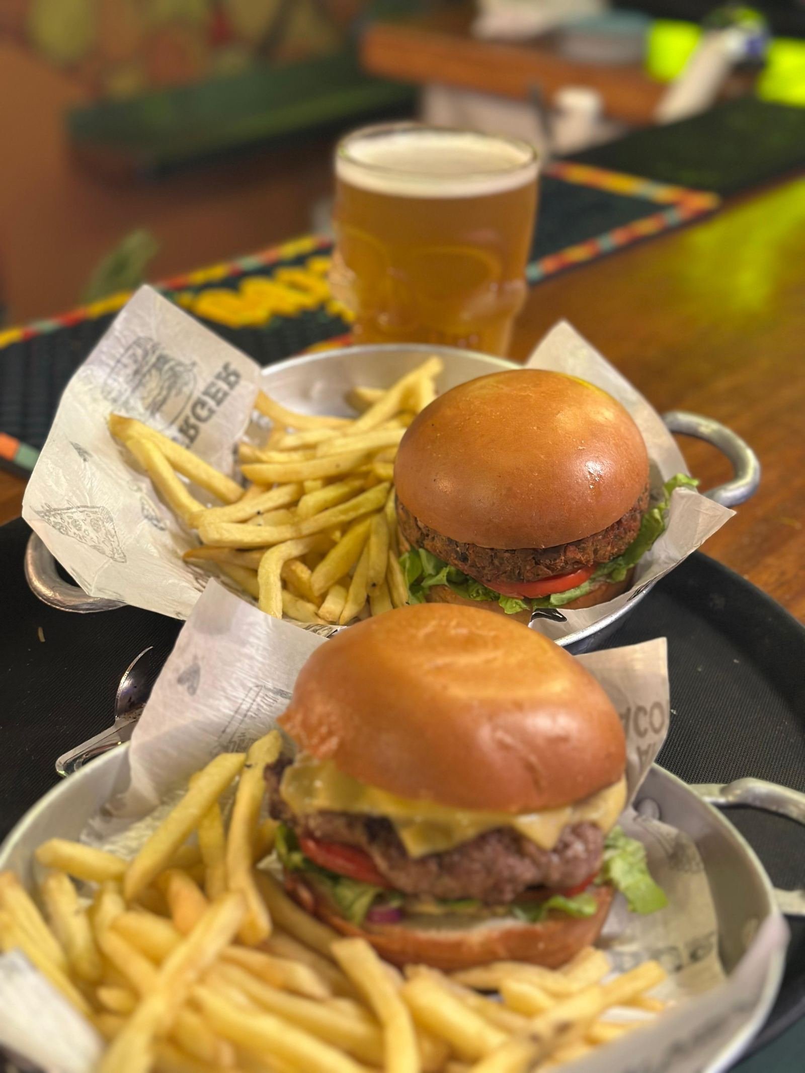 Hamburguesa artesanal con papas fritas en el Beer Rock Pub en Porto de Galinhas