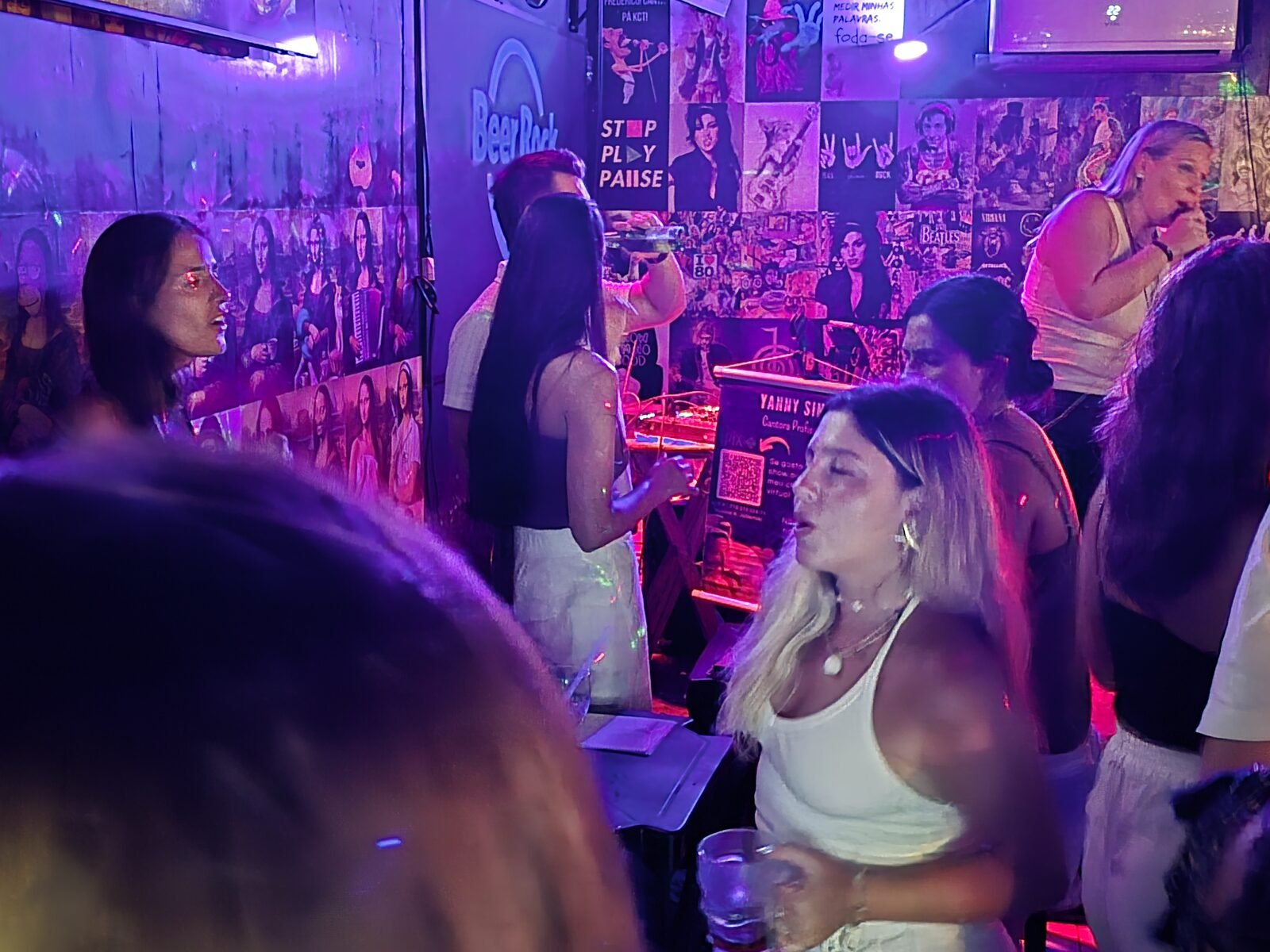 Gente bailando en la noche latina del Beer Rock Pub en Porto de Galinhas