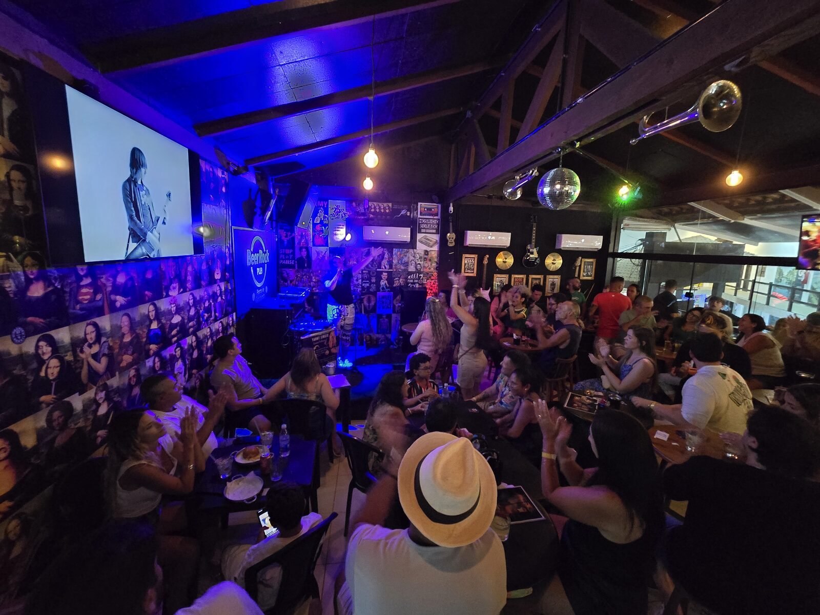 Mesas llenas en la noche latina del Beer Rock Pub en Porto de Galinhas