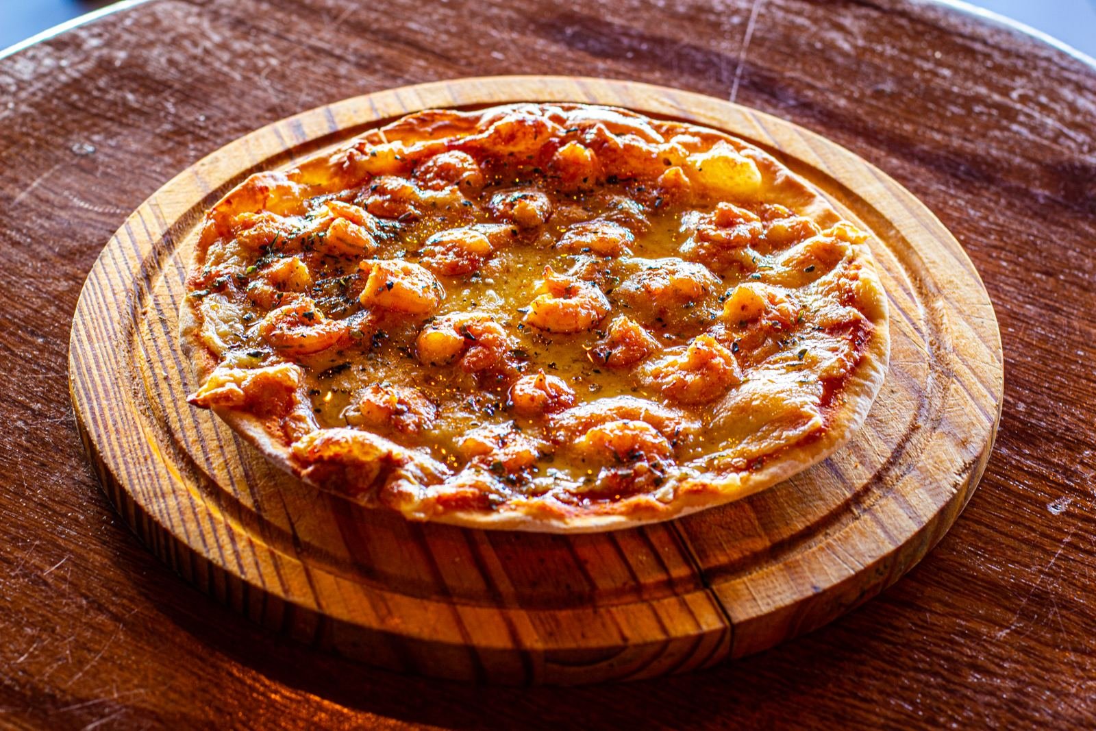 Pizza artesanal recién horneada en el Beer Rock Pub en Porto de Galinhas