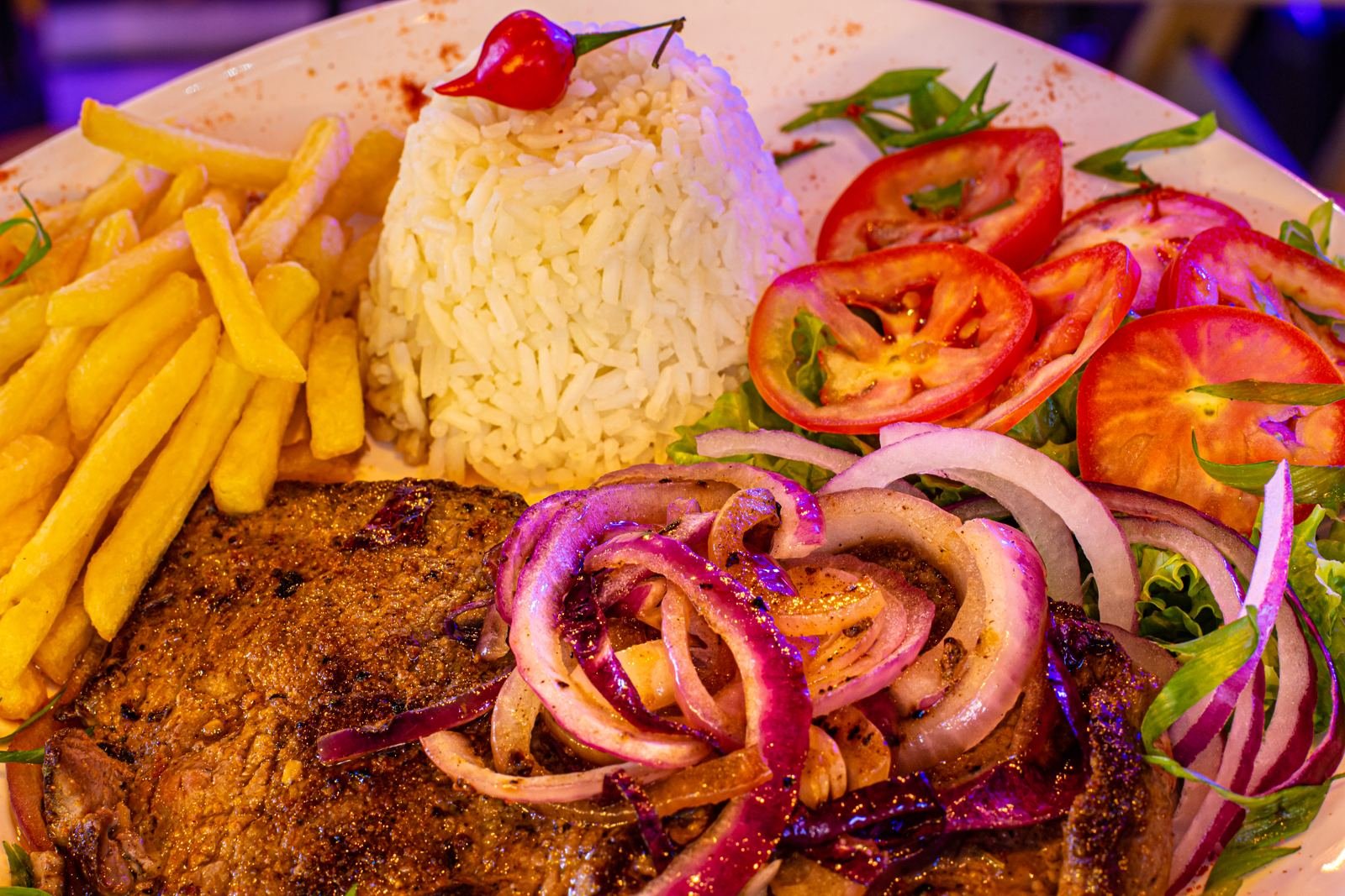 Plato de carne con papas fritas en el Beer Rock Pub en Porto de Galinhas