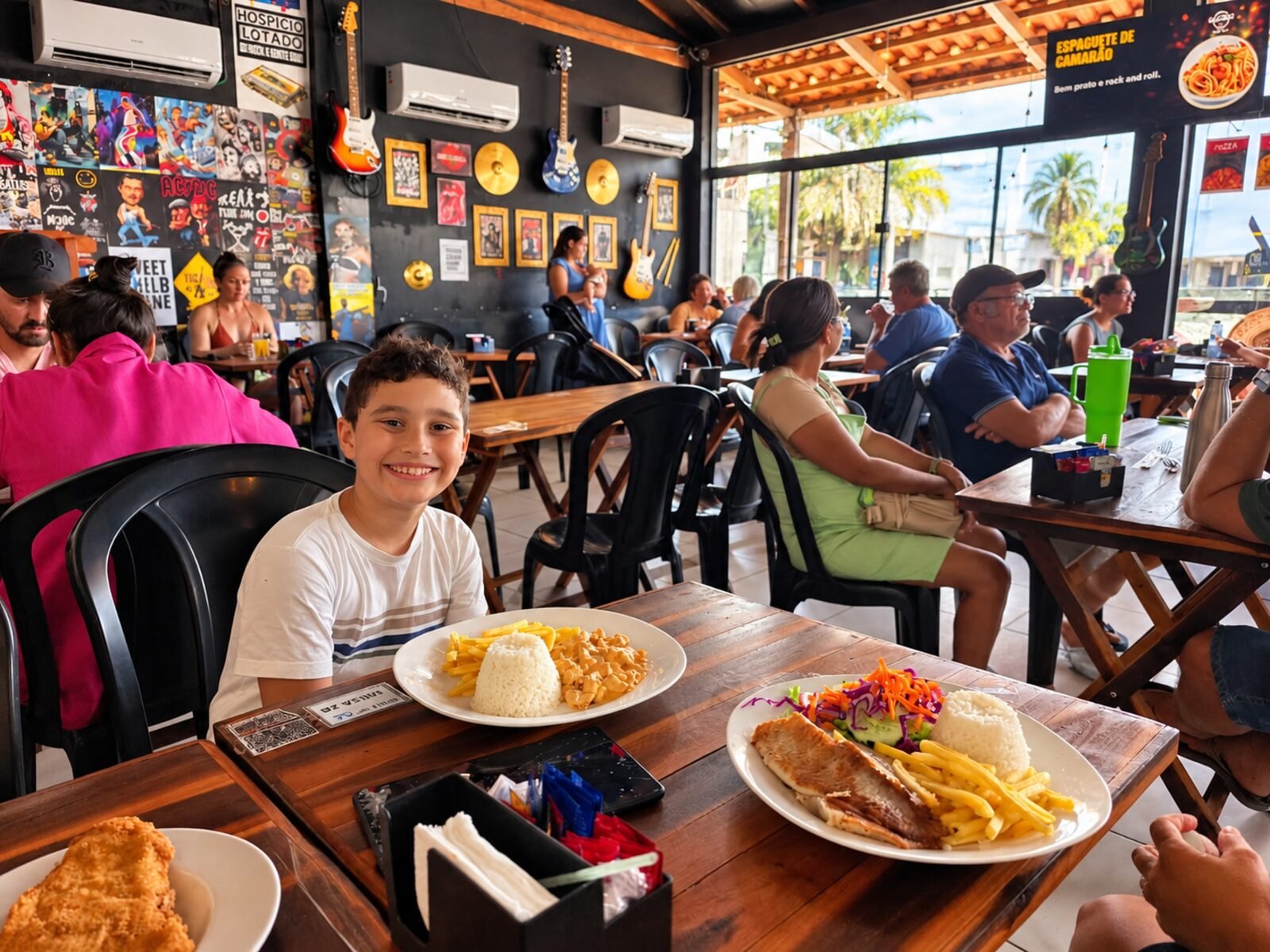 Familia almorzando en ambiente climatizado y decoración rock en Beer Rock Pub, restaurante en el centro de Porto de Galinhas