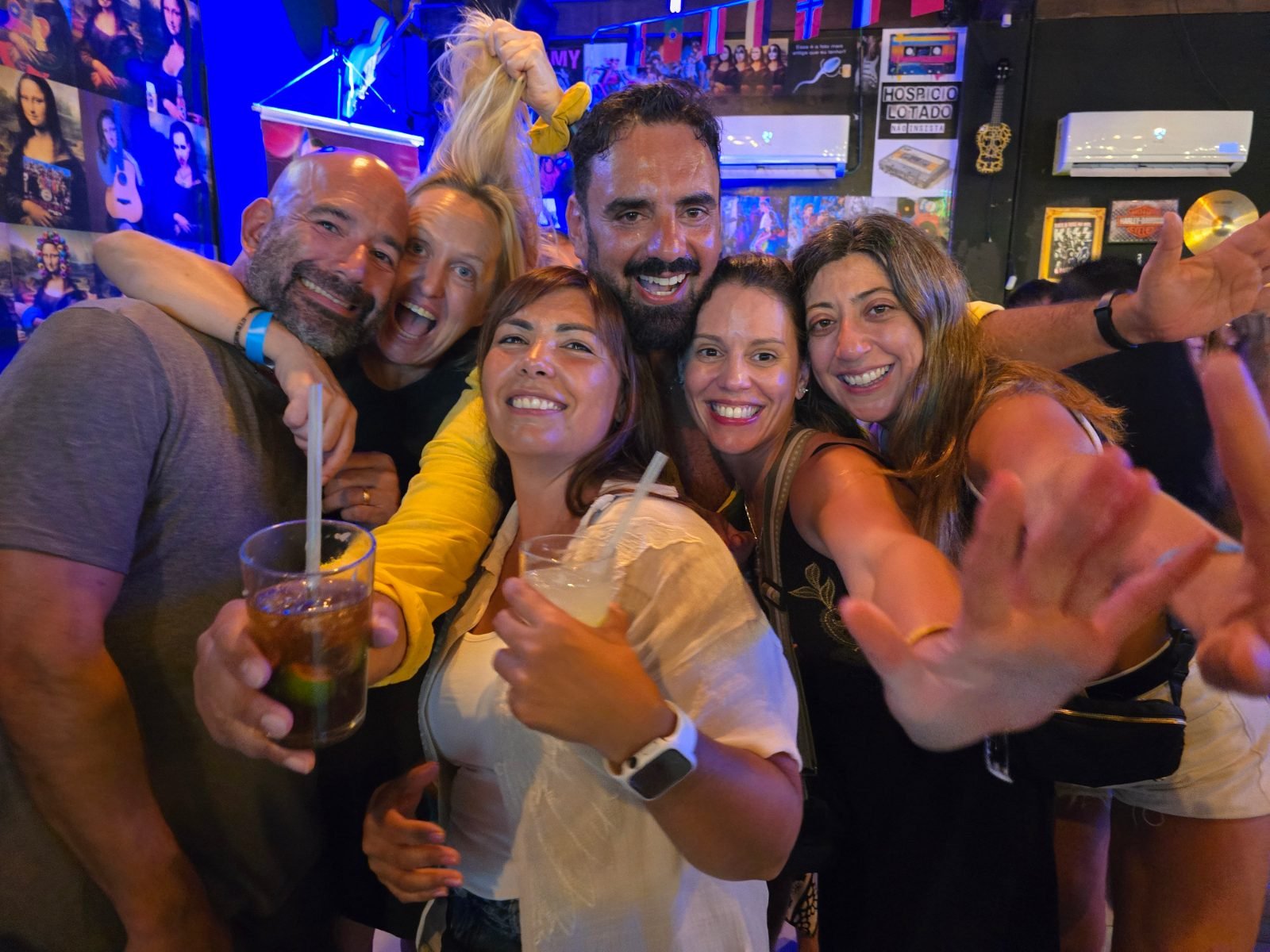 Grupo de amigos brindando en el karaoke del Beer Rock Pub en Porto de Galinhas