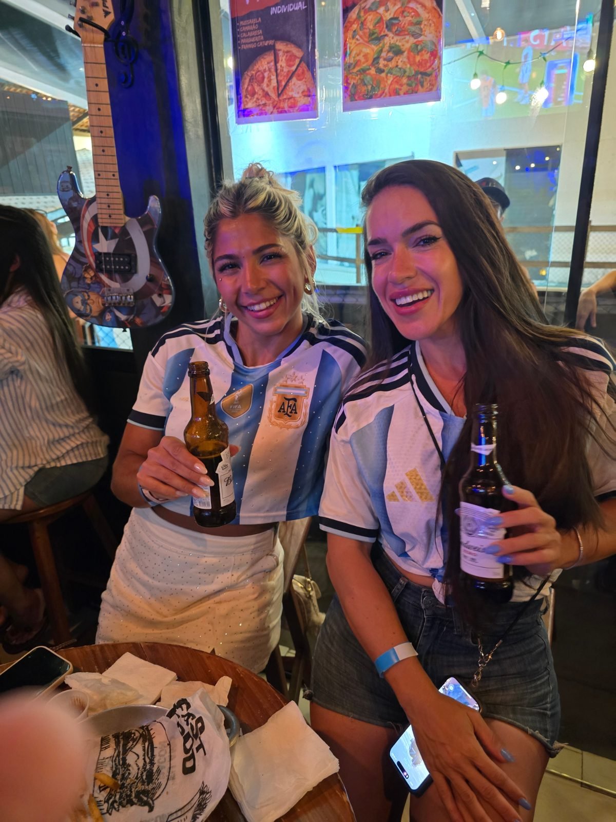 Turistas argentinos en el karaoke del Beer Rock Pub en Porto de Galinhas