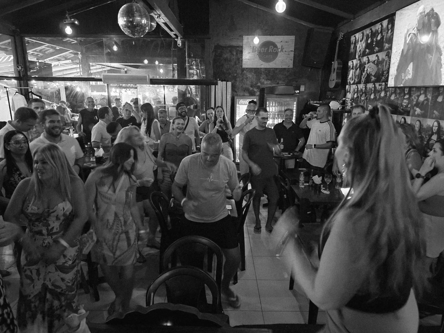 Balada de sexta a noite em Porto de Galinhas, casa lotada no Beer Rock Pub