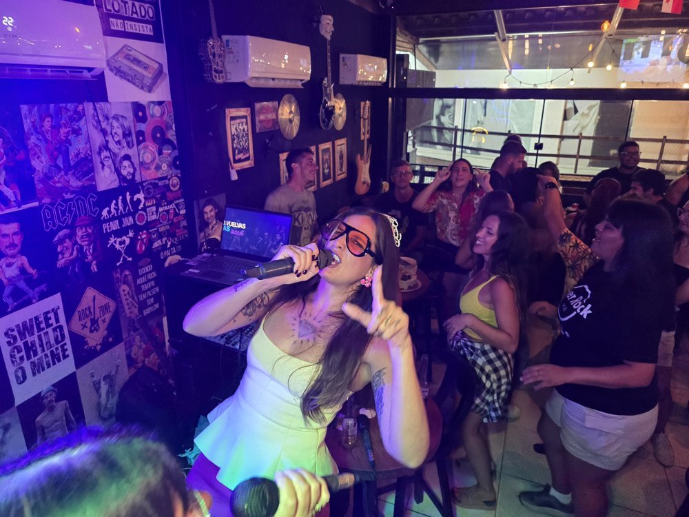 Cantora e plateia em noite de música ao vivo no Beer Rock Porto de Galinhas