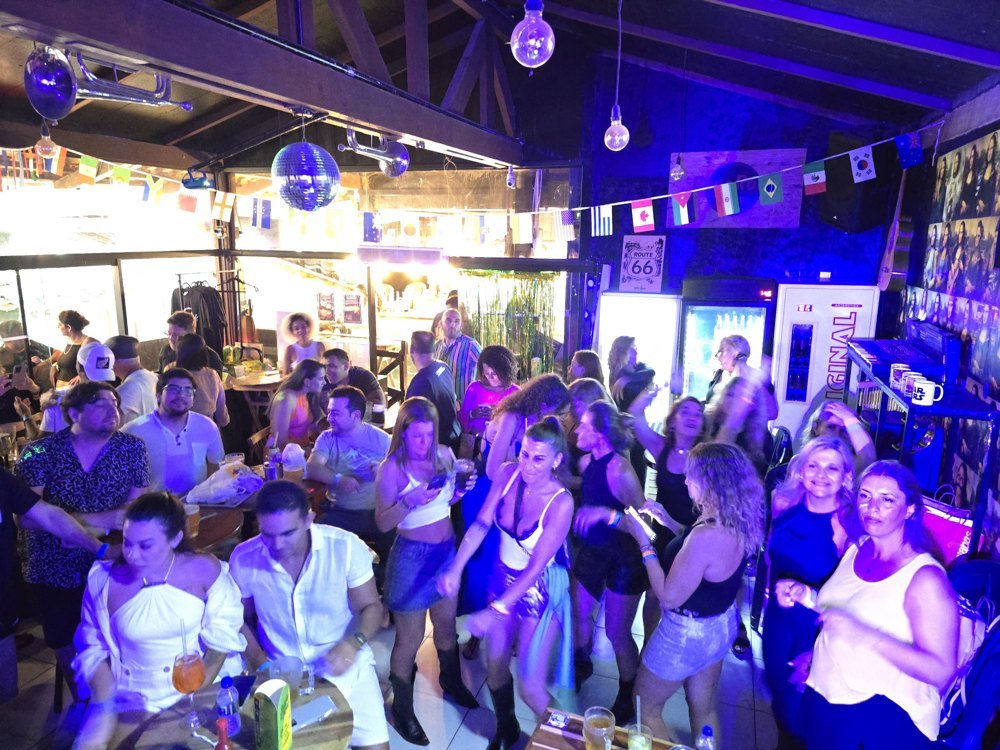 Casa cheia dançando em noite de música ao vivo no Beer Rock Porto de Galinhas