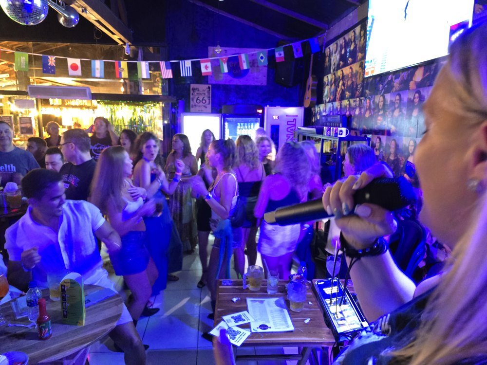 Cantora e público em festa no Beer Rock Pub - bar com música ao vivo Porto de Galinhas