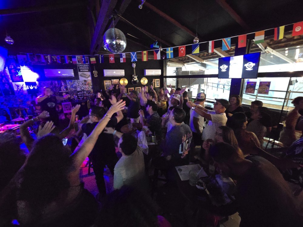 Público animado de mãos ao alto em show no Beer Rock Porto de Galinhas