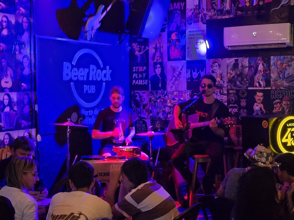 Musico tocando ao vivo no palco do Beer Rock Pub Porto de Galinhas