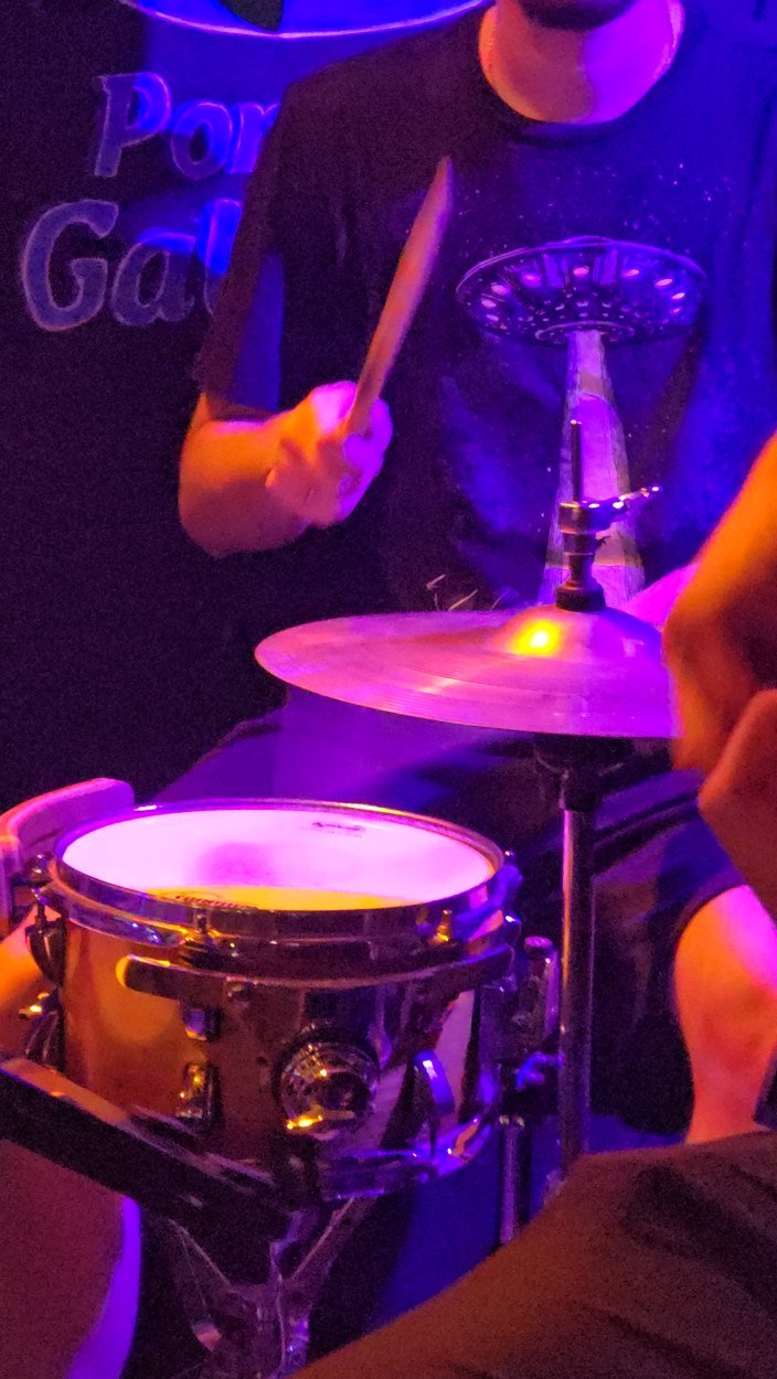 Bateria em show de rock ao vivo no Beer Rock Porto de Galinhas