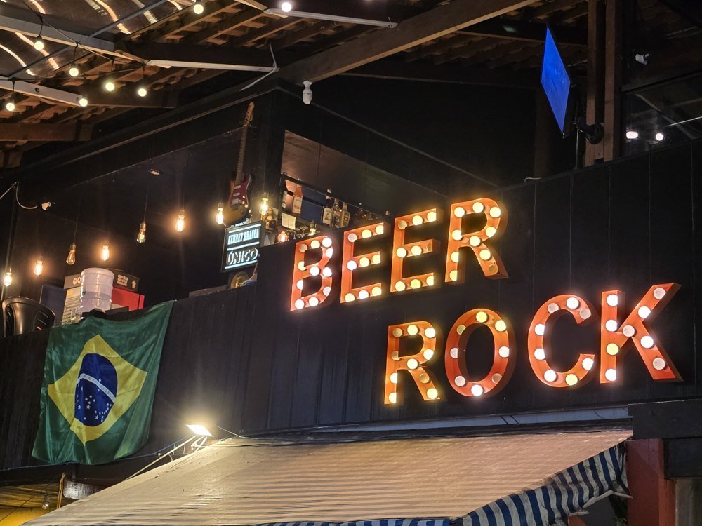 Fachada do Beer Rock Pub iluminada a noite em Porto de Galinhas