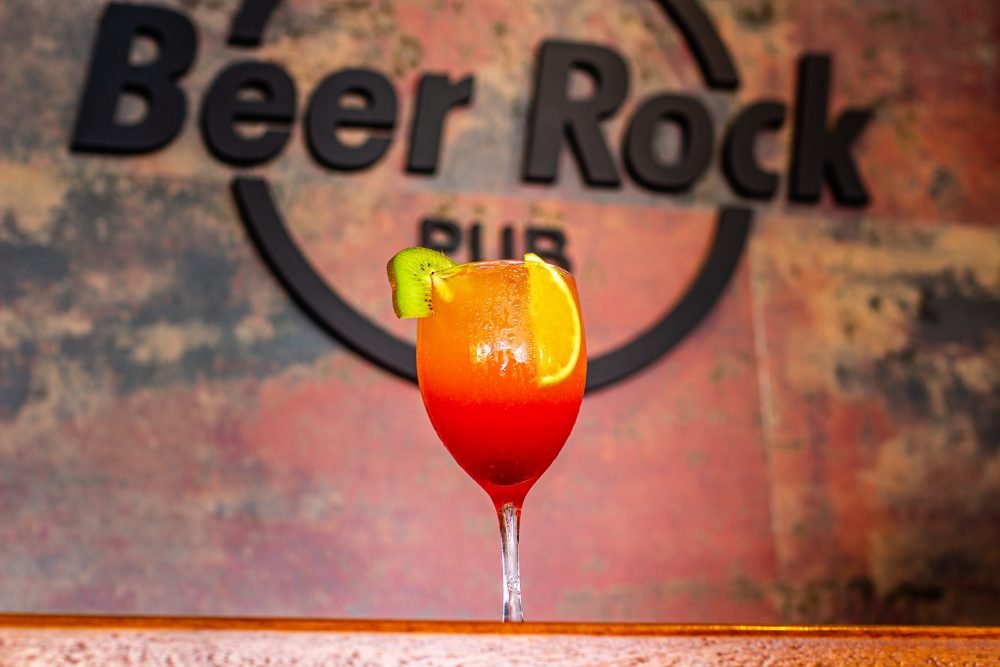 Coquetel vermelho com laranja e limão servido no Beer Rock Pub, em Porto de Galinhas