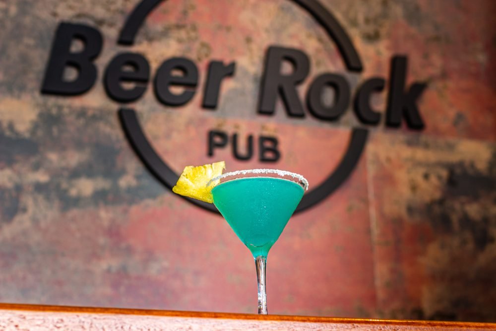 Drink azul blue lagoon com abacaxi no Beer Rock Pub, Porto de Galinhas