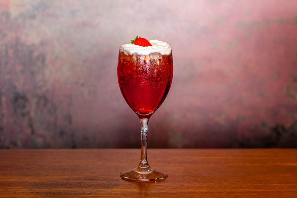 Drink gelado de morango com chantilly no Beer Rock Pub, em Porto de Galinhas