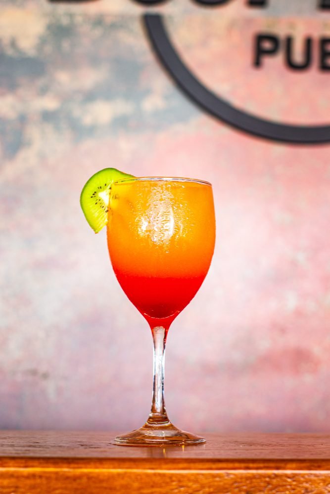 Coquetel tropical vermelho com limão no Beer Rock Pub, Porto de Galinhas