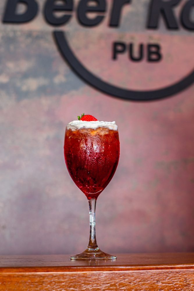Drink de frutas vermelhas com cereja no Beer Rock Pub, em Porto de Galinhas
