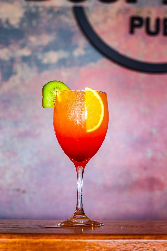 Drink autoral com laranja e kiwi no Beer Rock Pub, Porto de Galinhas