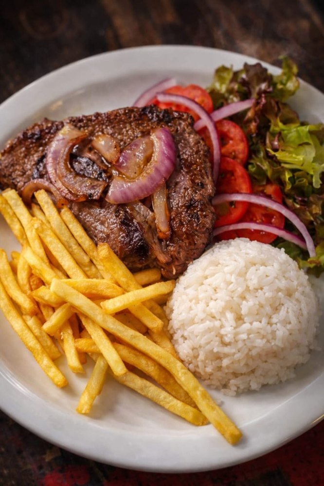 Bife acebolado com arroz, fritas e salada - almoço executivo em Porto de Galinhas Beer Rock
