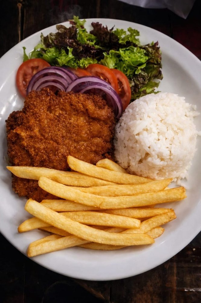 Filé à milanesa com arroz, fritas e salada - prato executivo Porto de Galinhas Beer Rock