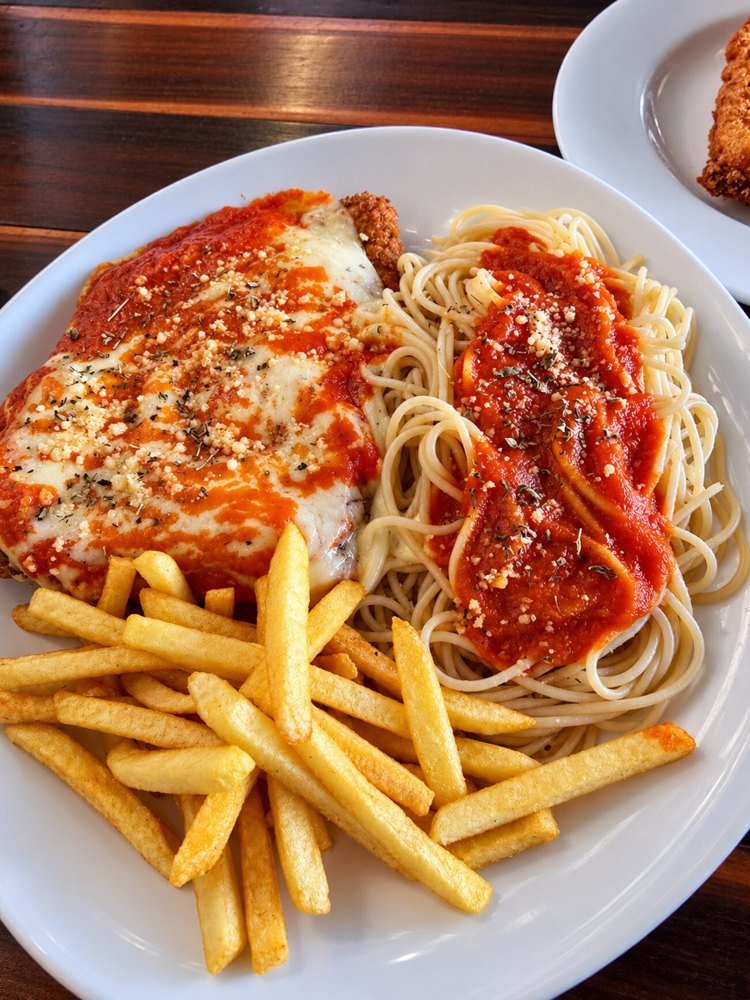 Frango à parmegiana com espaguete e fritas - almoço executivo Porto de Galinhas Beer Rock