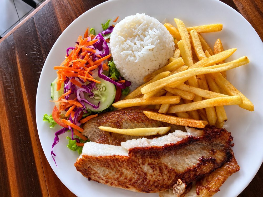 Filé de peixe grelhado com arroz e fritas - restaurante em Porto de Galinhas Beer Rock