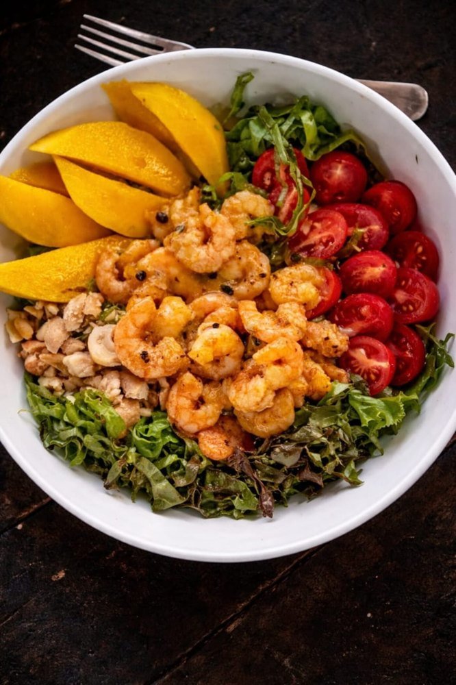 Salada de camarão fresca - opção leve no restaurante Beer Rock Porto de Galinhas