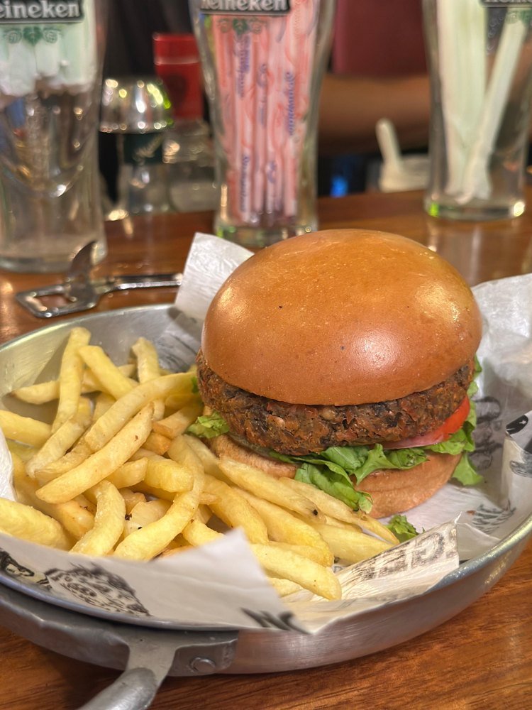 Hambúrguer artesanal com fritas - hamburgueria em Porto de Galinhas Beer Rock
