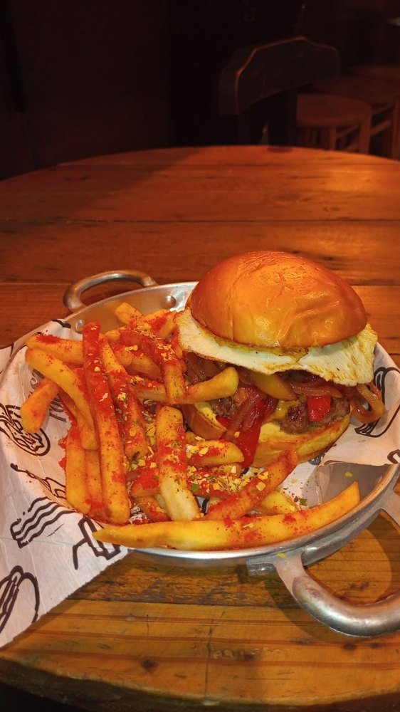 Hambúrguer da casa com fritas - bar de rock em Porto de Galinhas Beer Rock