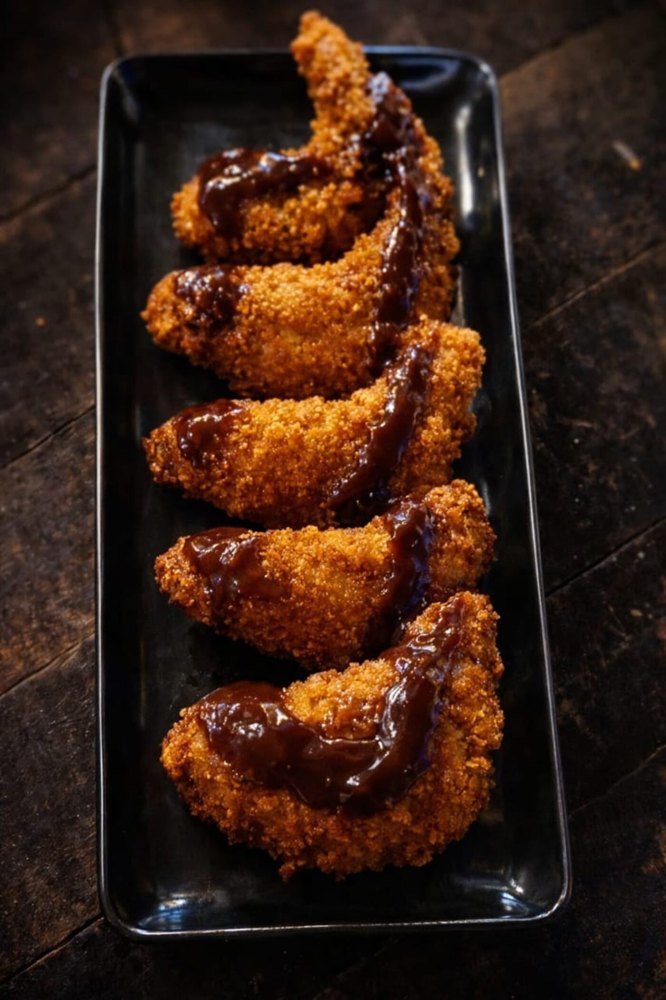 Iscas empanadas ao molho barbecue - petisco no Beer Rock Porto de Galinhas