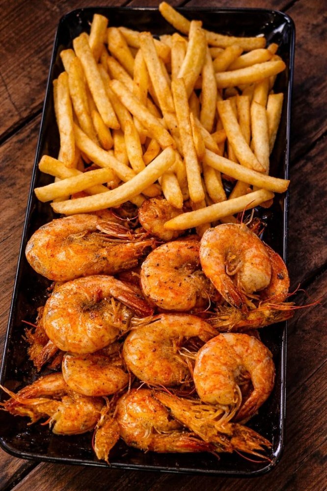 Camarão frito com fritas - petisco em Porto de Galinhas Beer Rock