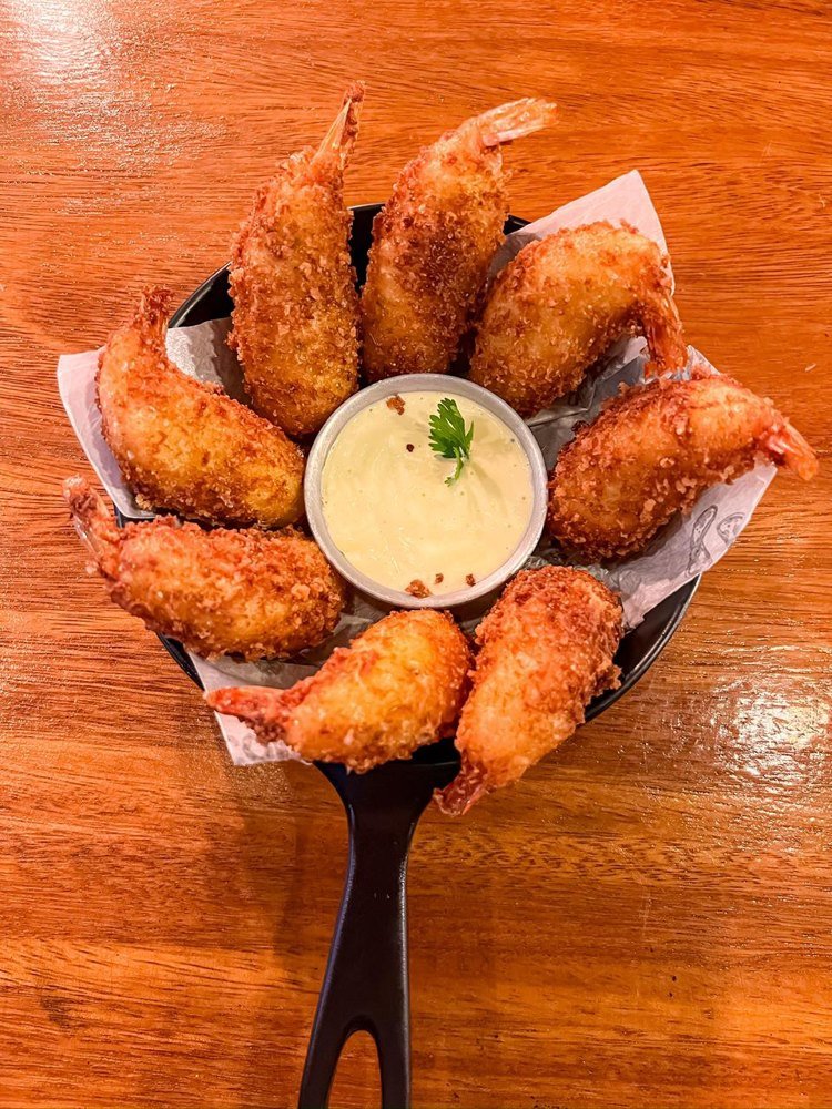 Porção de bolinhos crocantes com molho especial - petisco em Porto de Galinhas Beer Rock