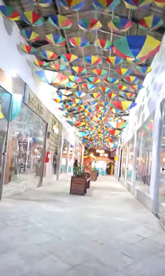 Entrada da Galeria do Calcadao em Porto de Galinhas com sombrinhas coloridas no teto