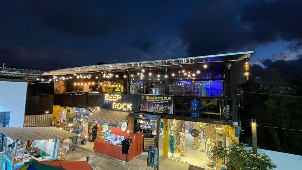 Galeria Angatu com o Beer Rock Pub em cima da Casa do Para - Porto de Galinhas
