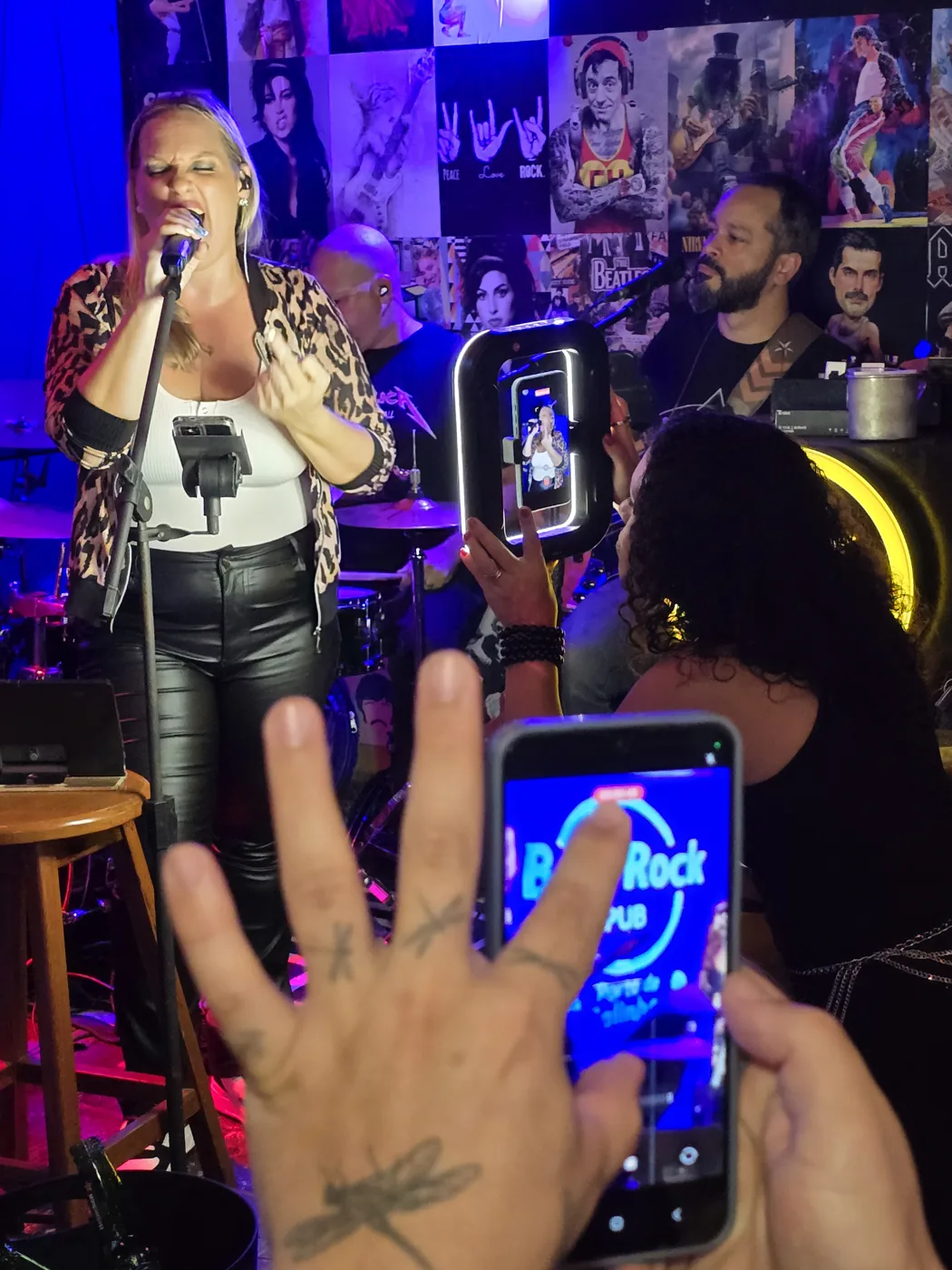Cantora ao vivo e casa cheia no Beer Rock Pub, música ao vivo em Porto de Galinhas