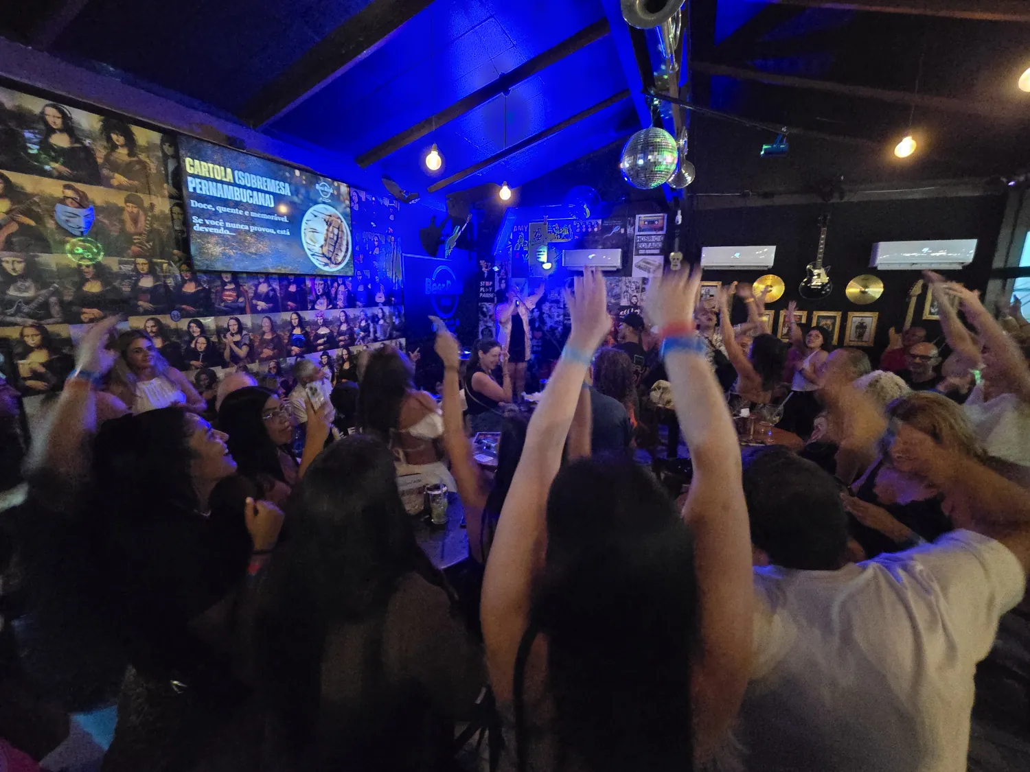 Musica ao vivo com cantora no palco do Beer Rock Pub, Porto de Galinhas
