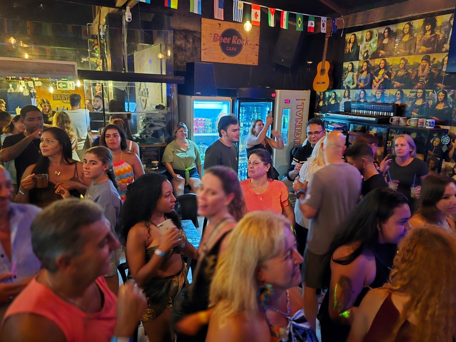 Casa llena en el karaoke del Beer Rock Pub en Porto de Galinhas