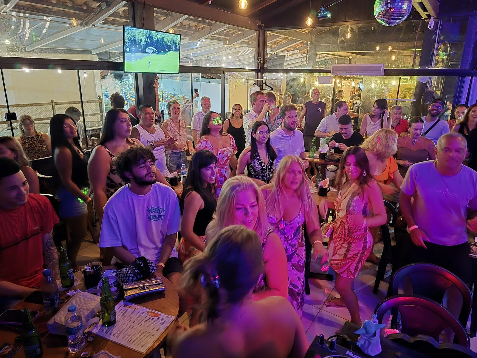 Noites Latinas com Yanny Singer no Beer Rock Pub em Porto de Galinhas