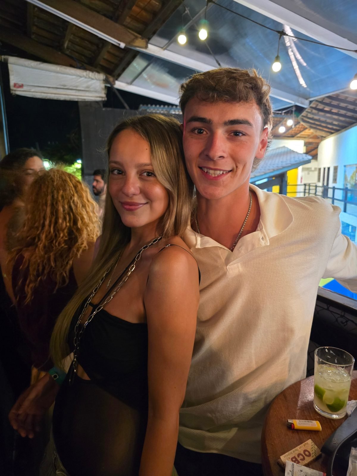 Pareja en la noche de karaoke del Beer Rock Pub en Porto de Galinhas