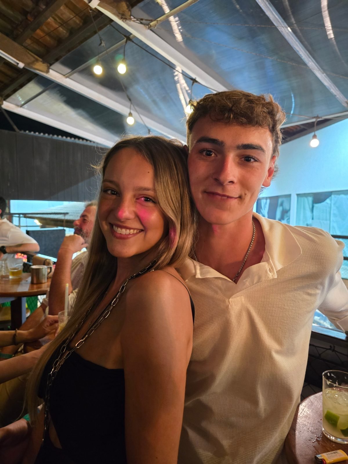 Pareja de turistas disfrutando la noche en el Beer Rock Pub en Porto de Galinhas