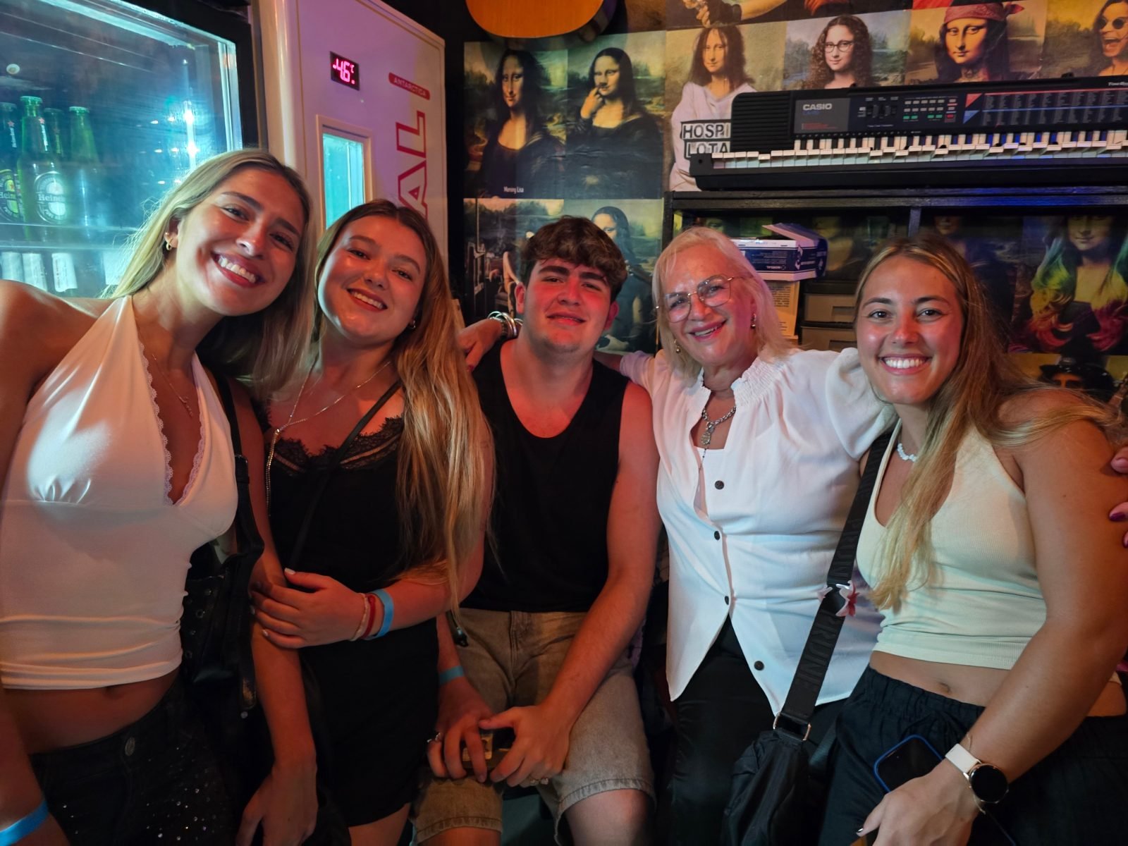 Grupo de amigos en la noche de karaoke en Porto de Galinhas