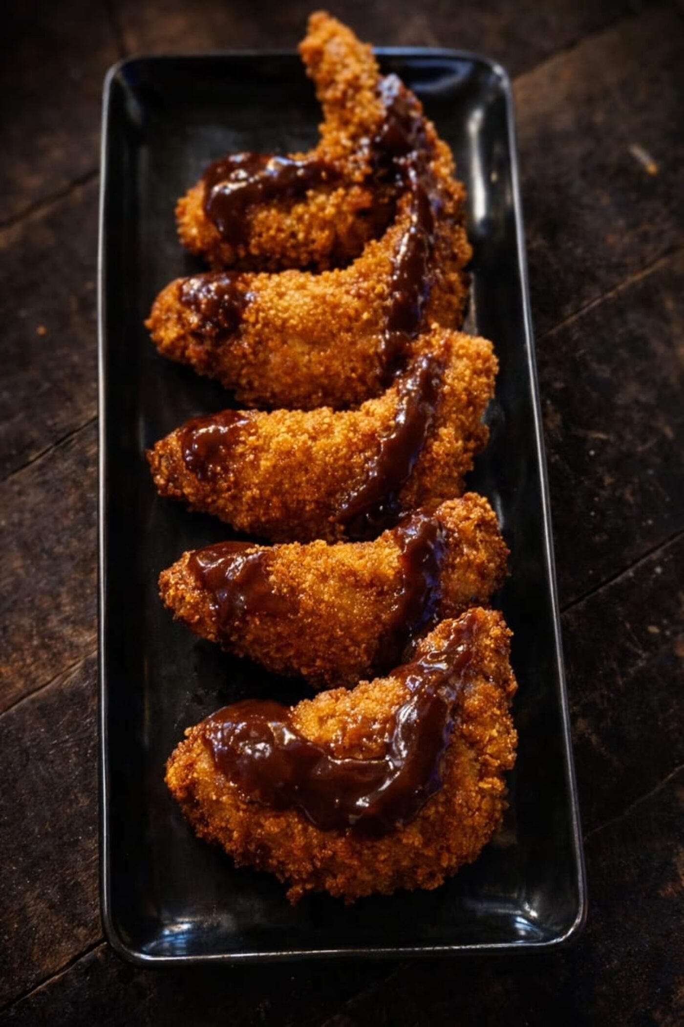 Entrada de tiras empanadas crocantes con salsa barbacoa en Porto de Galinhas