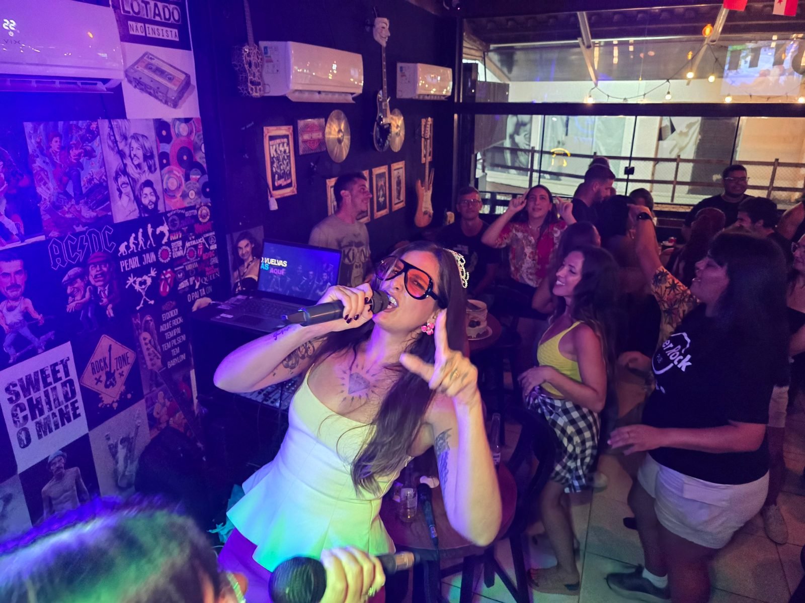 Mujer cantando en el karaoke del Beer Rock Pub en Porto de Galinhas