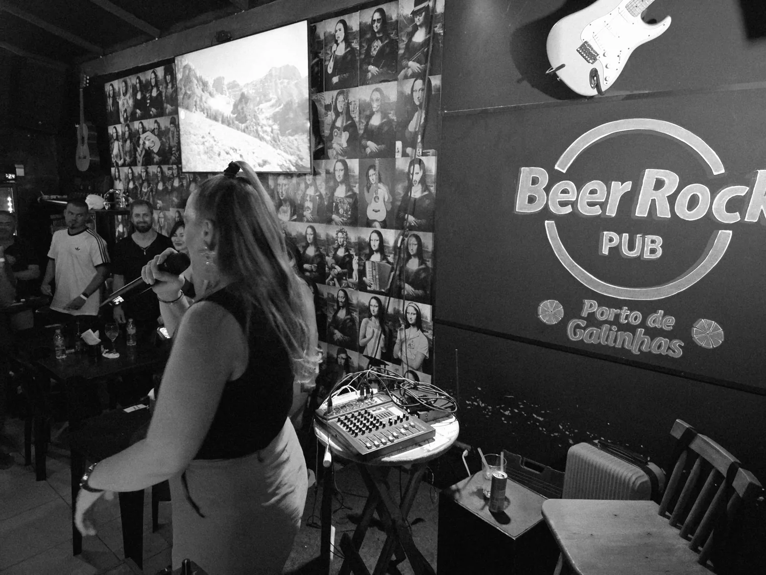Noite agitada em Porto de Galinhas: festa retro anos 80 e 90 no Beer Rock Pub