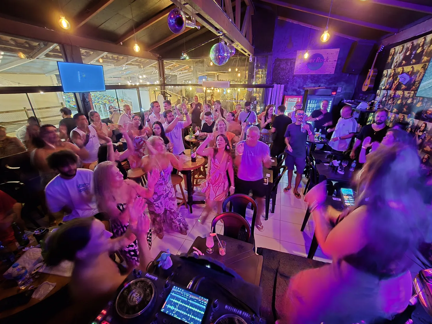 Noite animada com musica ao vivo e gente se divertindo no Beer Rock Pub, Porto de Galinhas