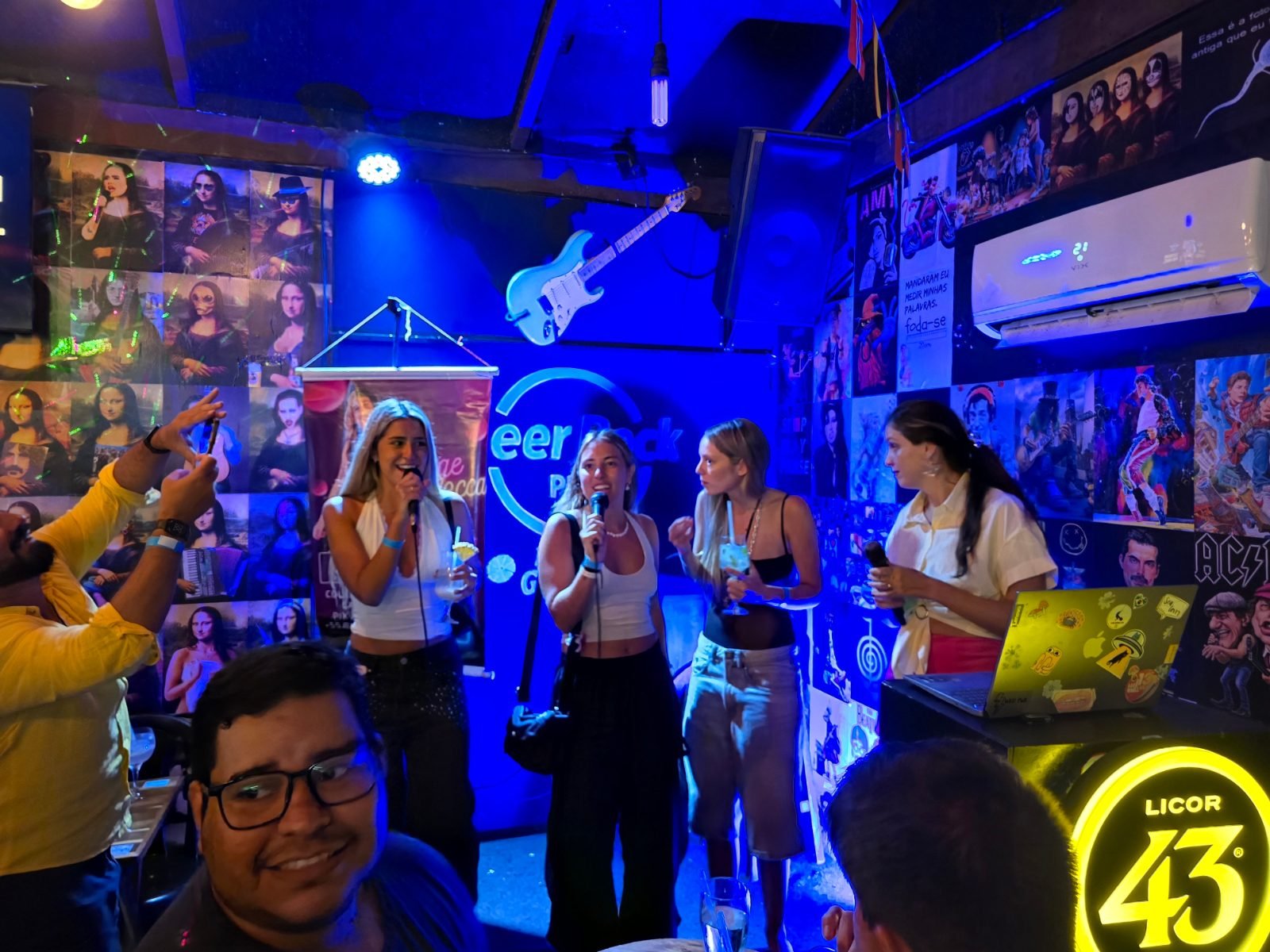 Karaokê no Beer Rock Pub em Porto de Galinhas