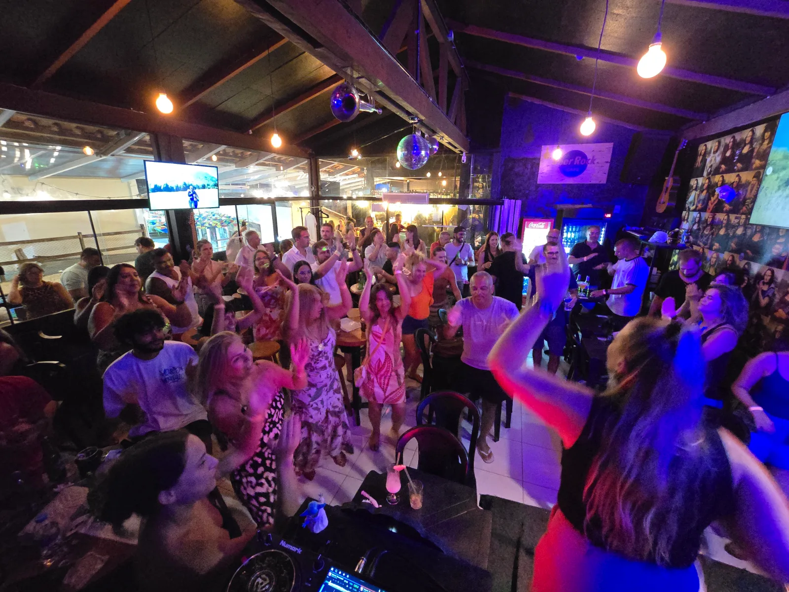 Yanny Singer no palco da Noite Latina em Porto de Galinhas
